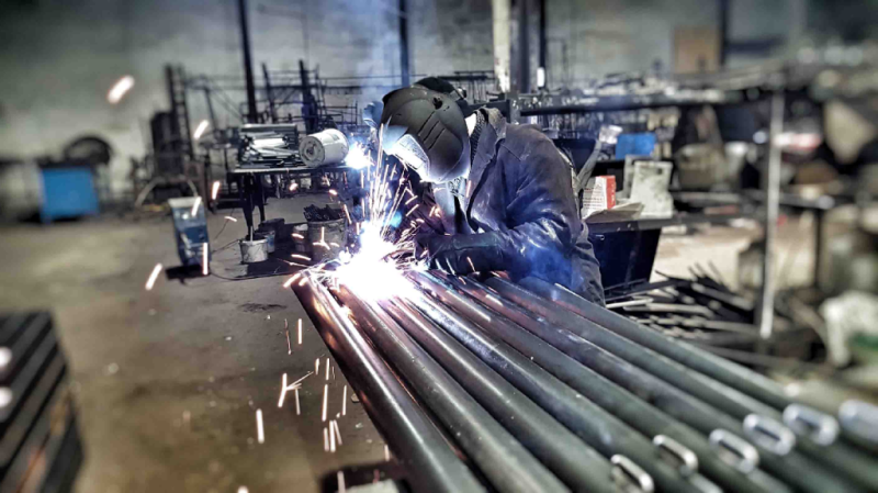 Какие материалы используют при изготовлении уличного спортивного оборудования в Майкопе?